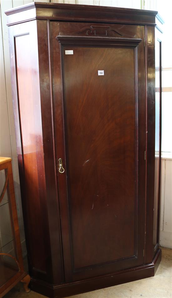 Victorian mahogany corner wardrobe(-)